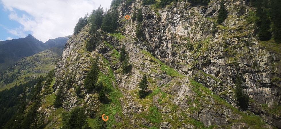 Tragedia in quota, precipita per oltre 100 metri dalla ferrata e muore davanti alla figlia: vittima un uomo di 70 anni